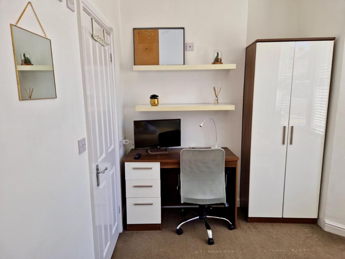 Incredible Private Rooms All With Private Bathrooms In A Fully Serviced House Next To City Centre With Free Parking Coventry Exterior foto